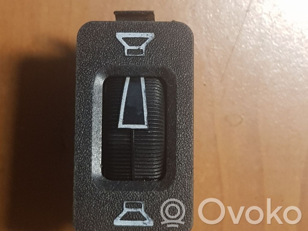 BMW 3 E30 Garso reguliavimo jungtukas 