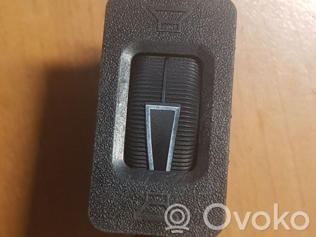 BMW 3 E30 Garso reguliavimo jungtukas 