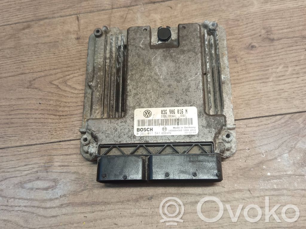Volkswagen Golf V Calculateur moteur ECU 