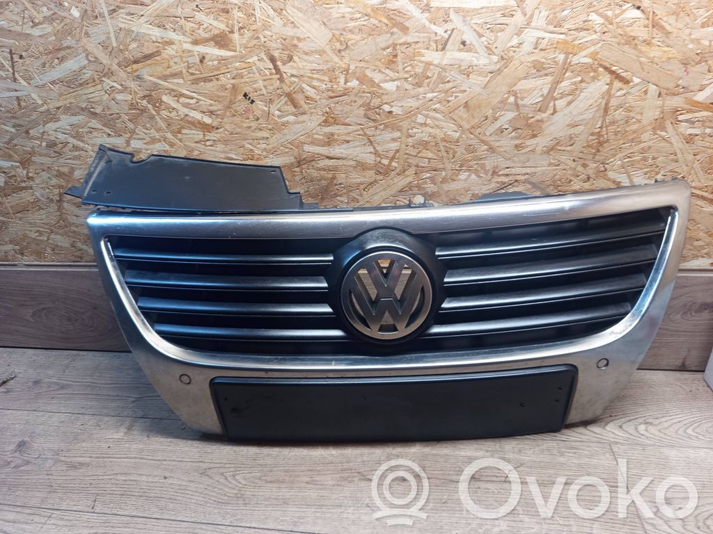 Volkswagen PASSAT B6 Maskownica / Grill / Atrapa górna chłodnicy 