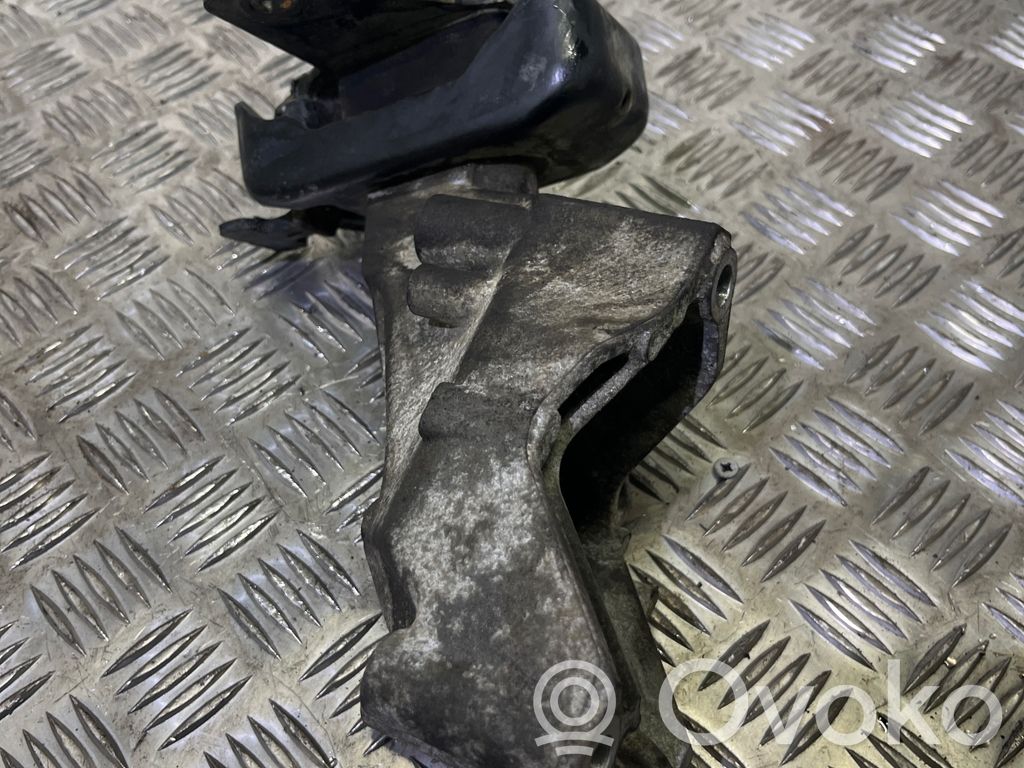Volkswagen Amarok Engine mounting bracket 