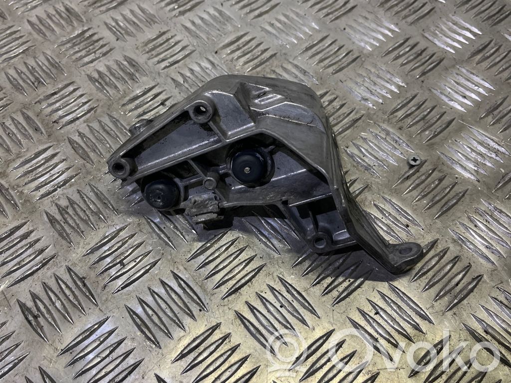 Mercedes-Benz C W204 Engine mounting bracket 