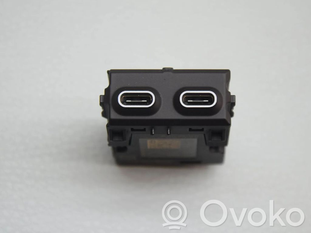 BMW 5 G60 G61 USB socket connector 