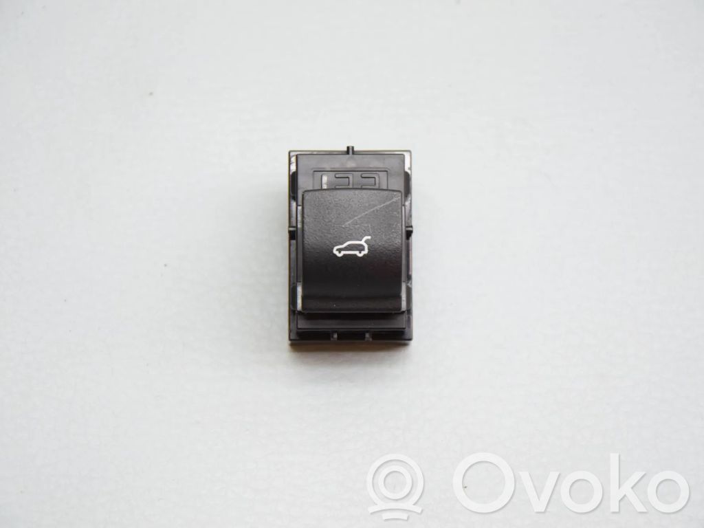 Tailgate/boot open switch button   9303662