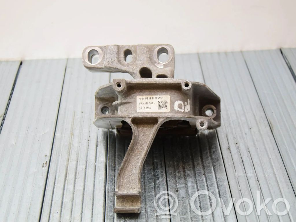 Engine mount bracket   5WA199262H