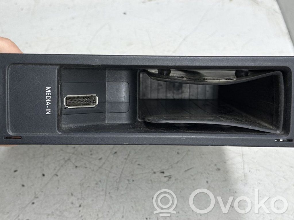 Volkswagen Jetta V USB socket connector 