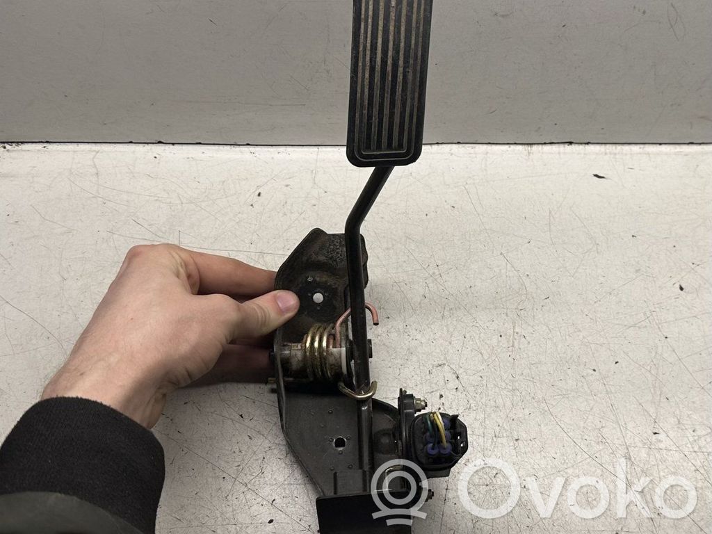 Accelerator throttle pedal