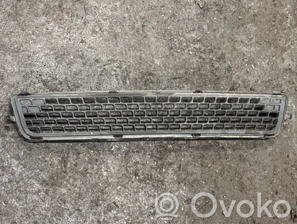Volvo XC70 Etupuskurin alempi jäähdytinsäleikkö 