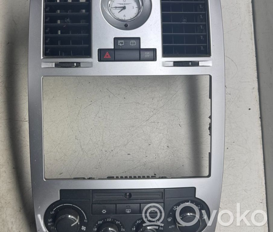 Chrysler 300 - 300C Dysze / Kratki środkowego nawiewu deski rozdzielczej 