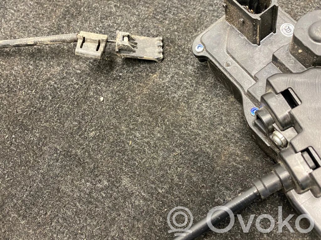 Tesla Model S Aizmugurē slēdzene 