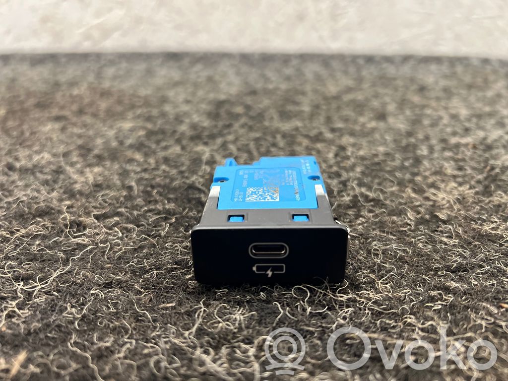 BMW i4 USB socket connector 
