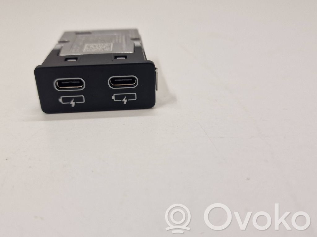 BMW 3 G20 G21 USB socket connector 