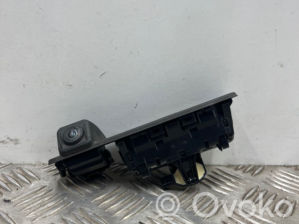 BMW 2 G42 Tavaratilan luukun kahva kameralla 