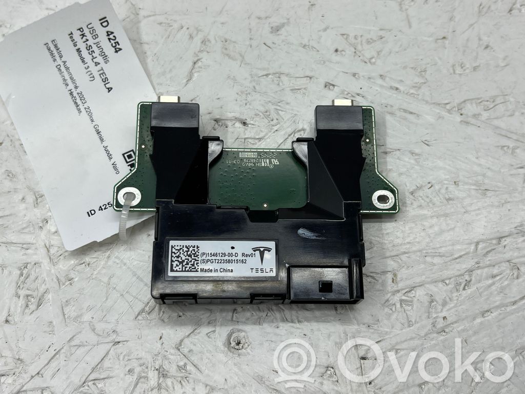 Tesla Model 3 Enchufe conector USB 