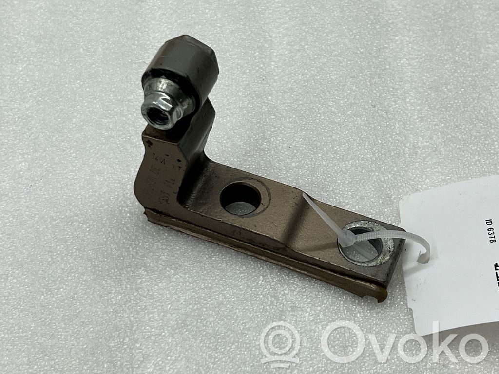 Volvo V40 Front door lower hinge 