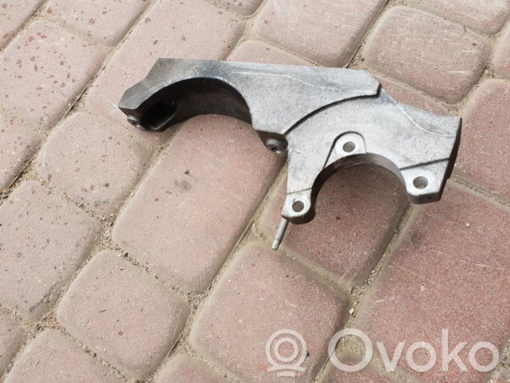 Opel Astra J Generatoriaus kronšteinas 
