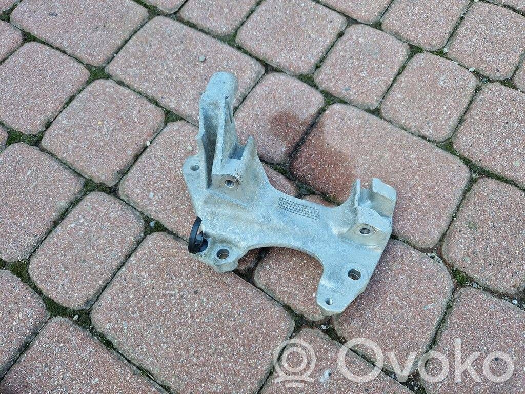 Renault Clio IV Generator/alternator bracket 