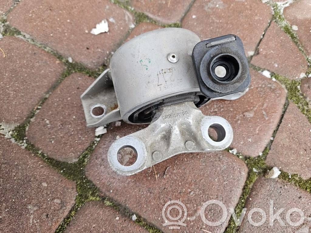 Opel Corsa E Engine mount bracket 