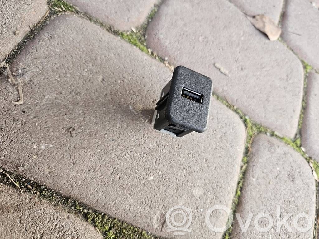 Opel Corsa E USB-Anschluss 