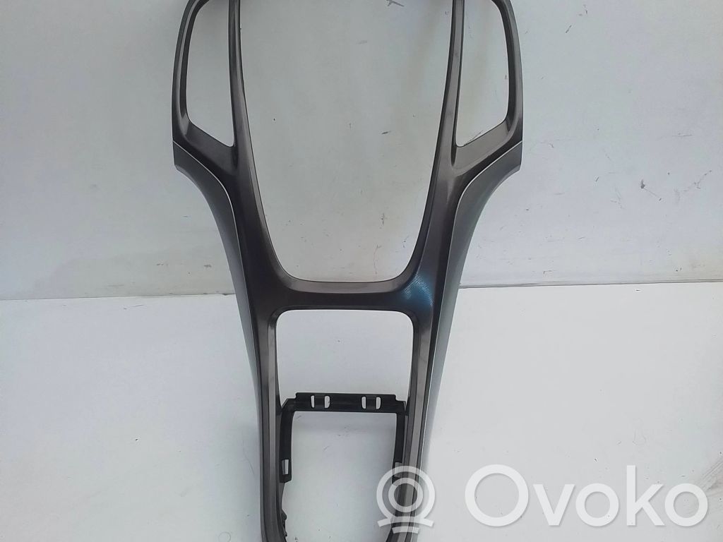 Opel Astra J Kita salono detalė 