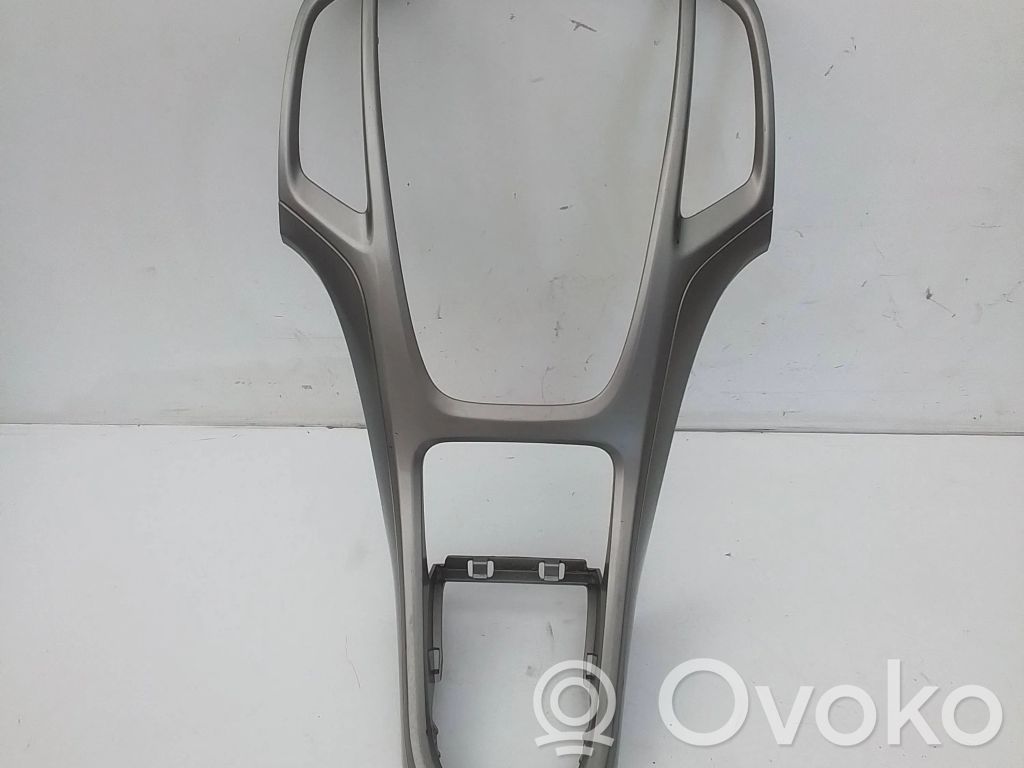 Opel Astra J Kita salono detalė 
