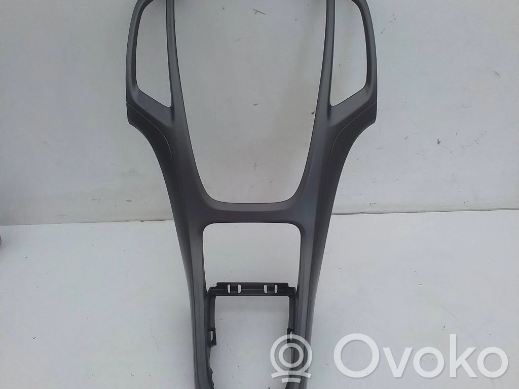 Opel Astra J Kita salono detalė 