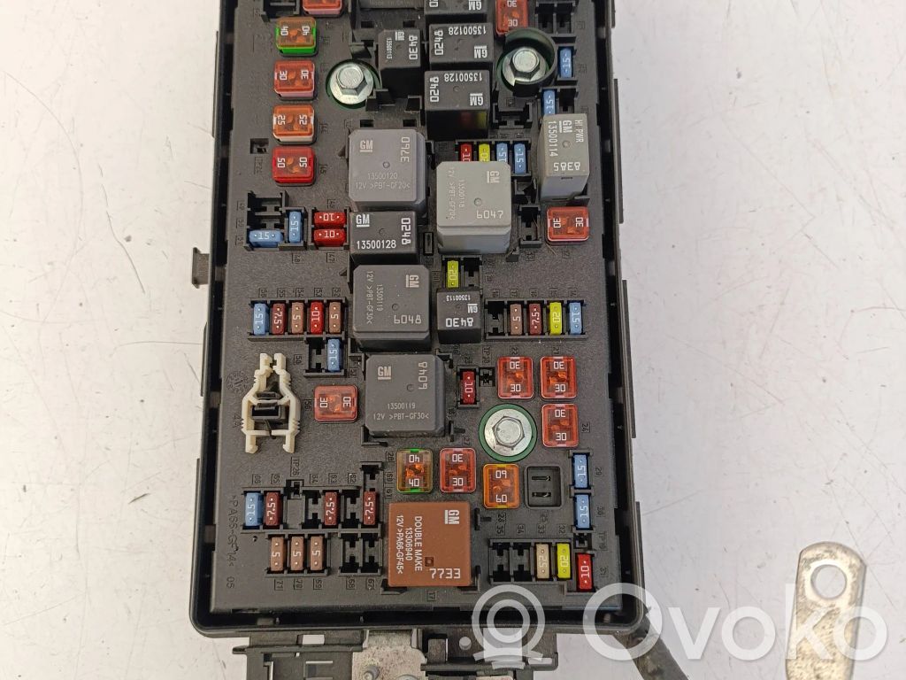 Opel Insignia A Juego de caja de fusibles 
