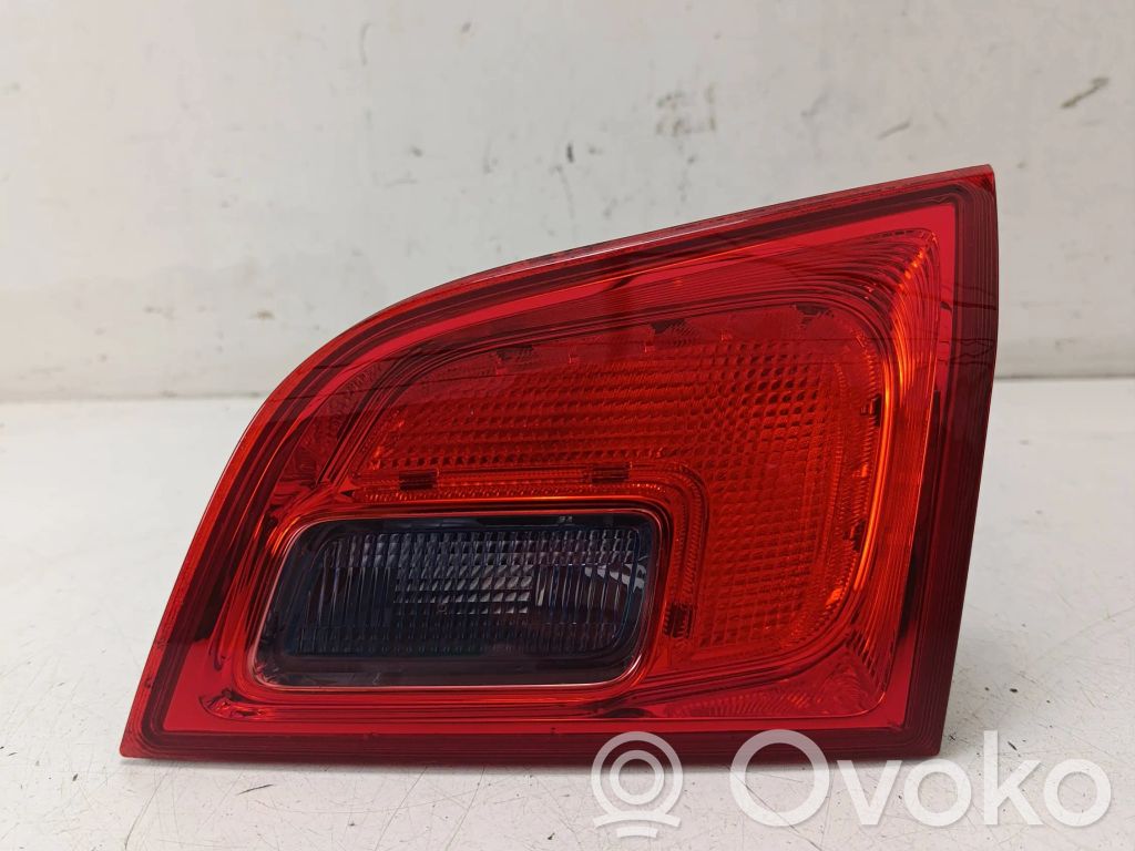 Opel Astra J Aizmugurējais lukturis pārsegā 