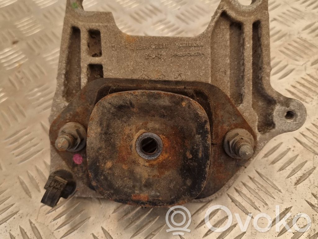Opel Vivaro Engine mount bracket 