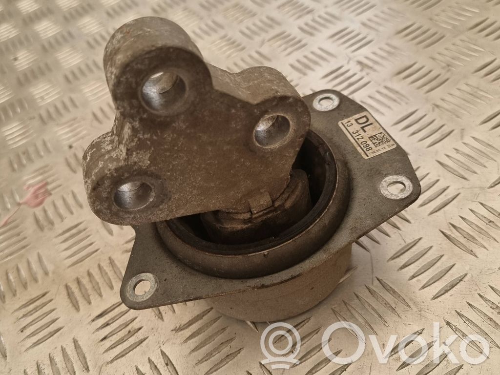 Opel Insignia A Engine mount bracket 