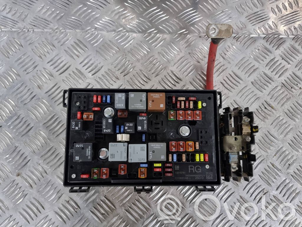 Opel Astra J Fuse module 