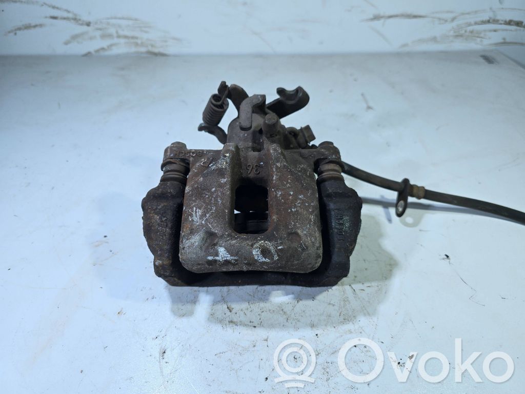 Toyota Auris E180 Tylny zacisk hamulcowy 