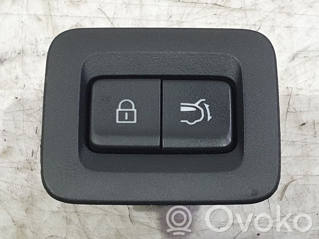 Mazda CX-30 Tailgate opening switch 