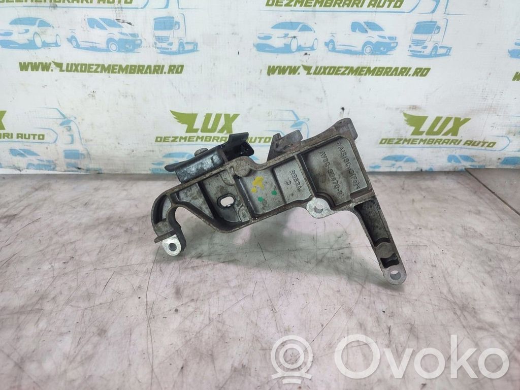 Ford Focus Engine mounting bracket 