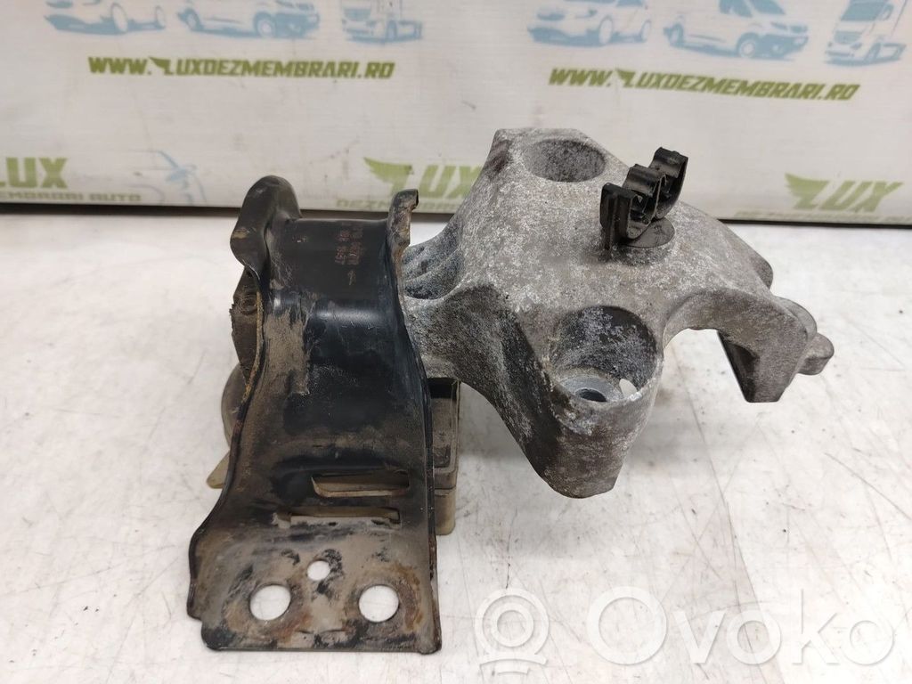 Dacia Duster Engine mounting bracket 