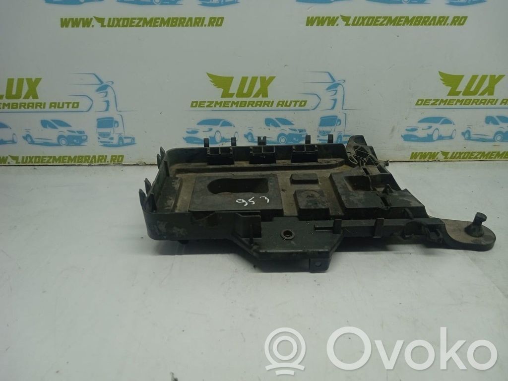 Volkswagen PASSAT B6 Vassoio batteria 