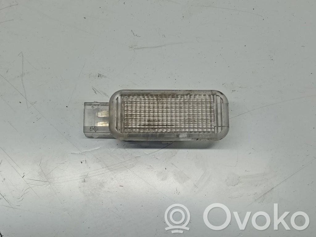 Luz interna puerta delantera   4B094741B