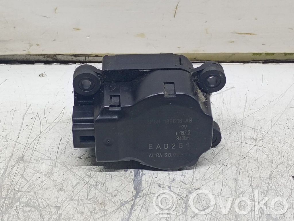 Ilmastointilaitteen läpän käyttölaite/moottori (A/C)   3M5H19E616AB