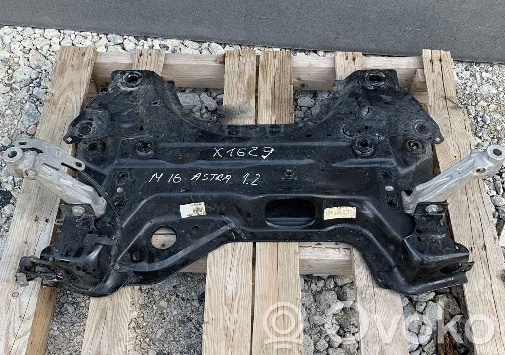 Opel Astra L Rama pomocnicza przednia 