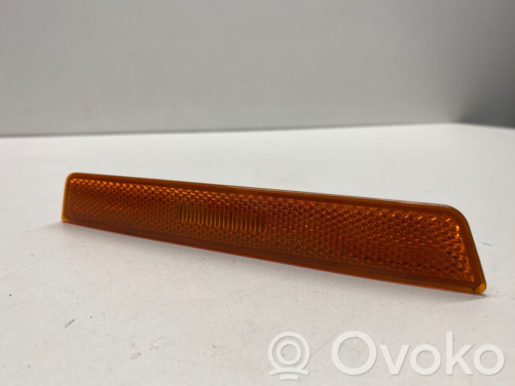 Dodge Challenger Front reflector 