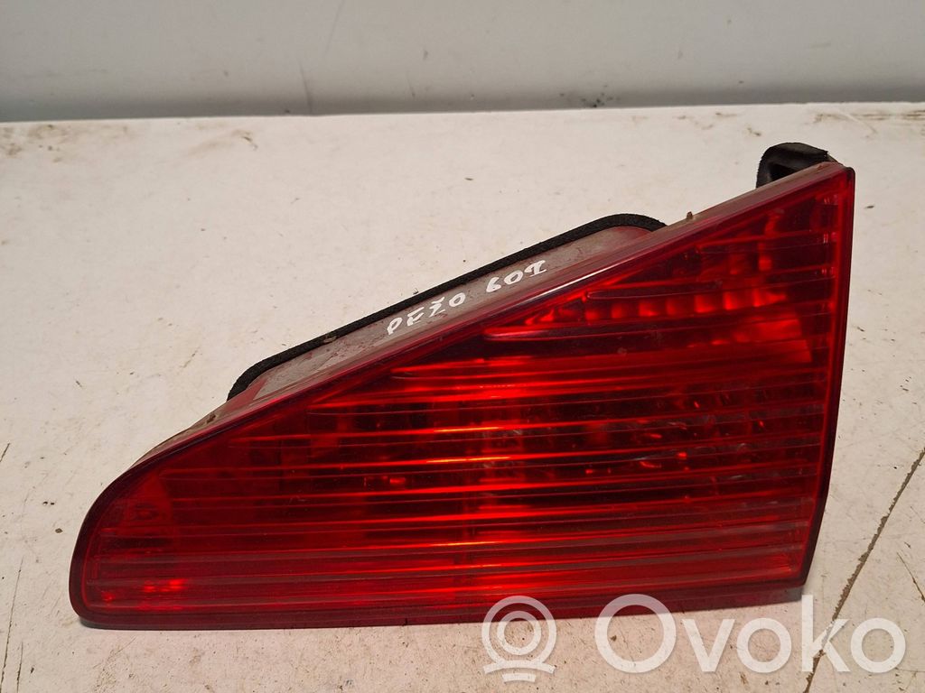 Peugeot 607 Galinis žibintas dangtyje 