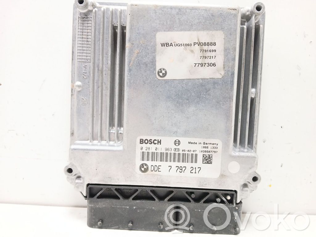 BMW 1 E81 E87 Motorsteuergerät/-modul 