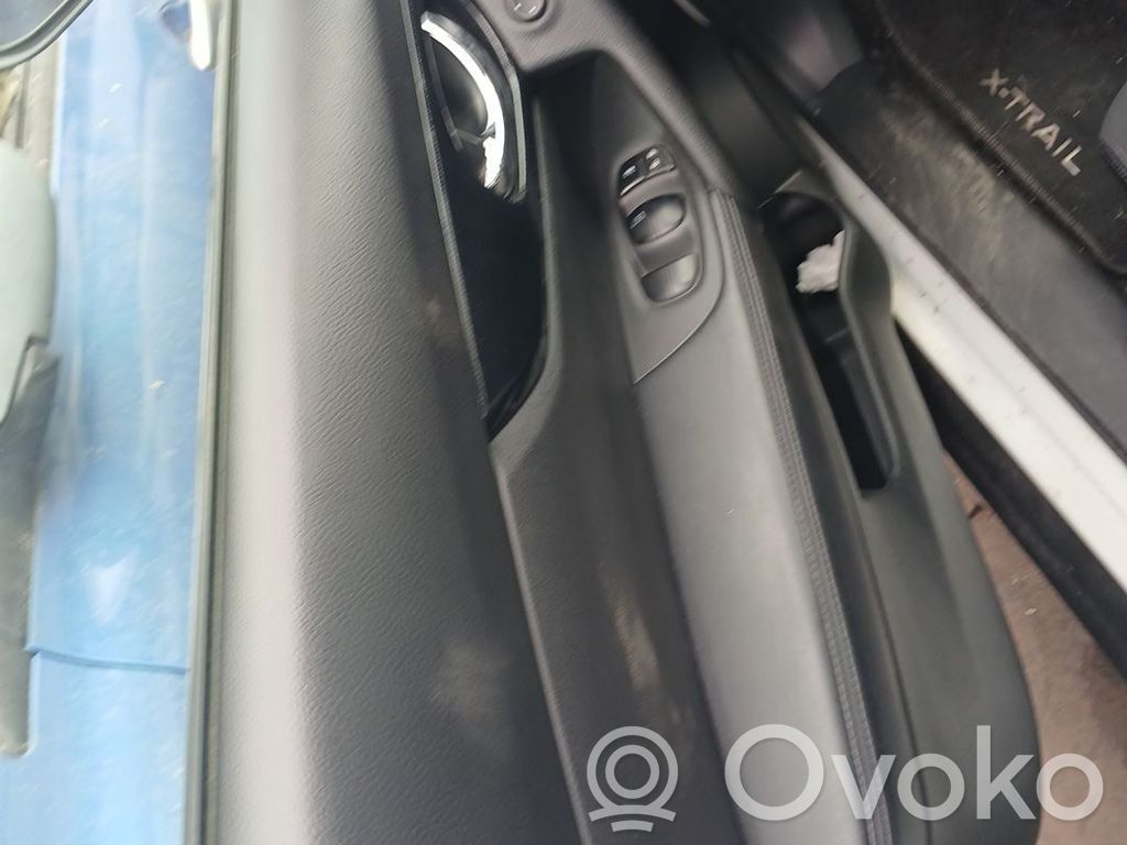 Nissan X-Trail T32 Rivestimento del pannello della portiera anteriore 