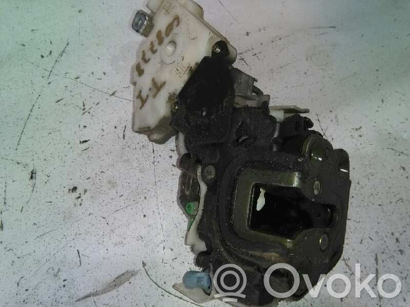 Nissan Almera Aizmugurē slēdzene 