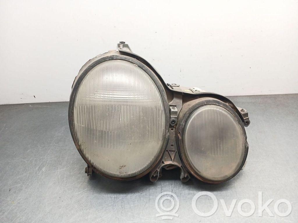 Mercedes-Benz E W210 Lampa przednia