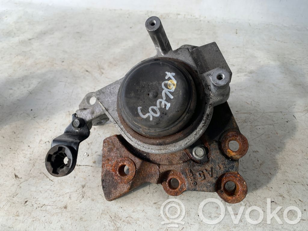 Engine mounting bracket