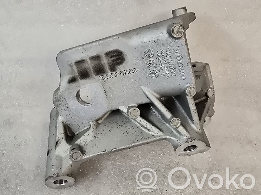 Volvo XC90 Engine mounting bracket 