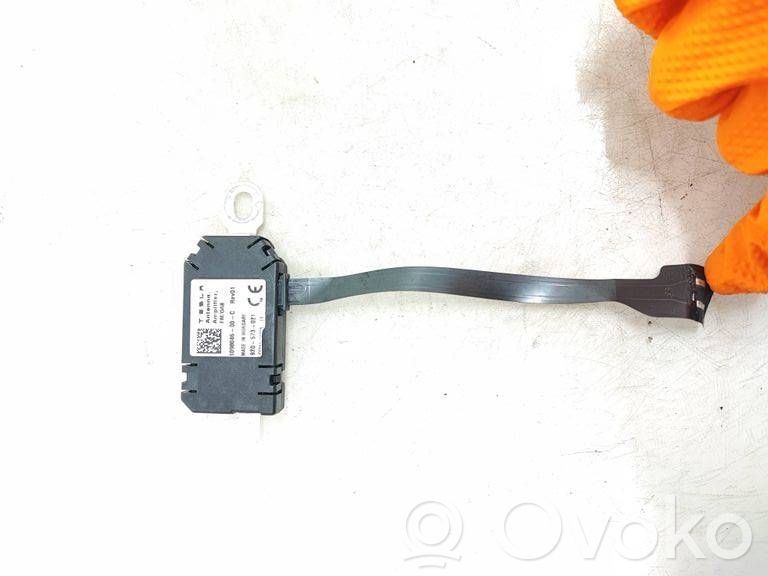 Tesla Model 3 Antenos stiprintuvas 