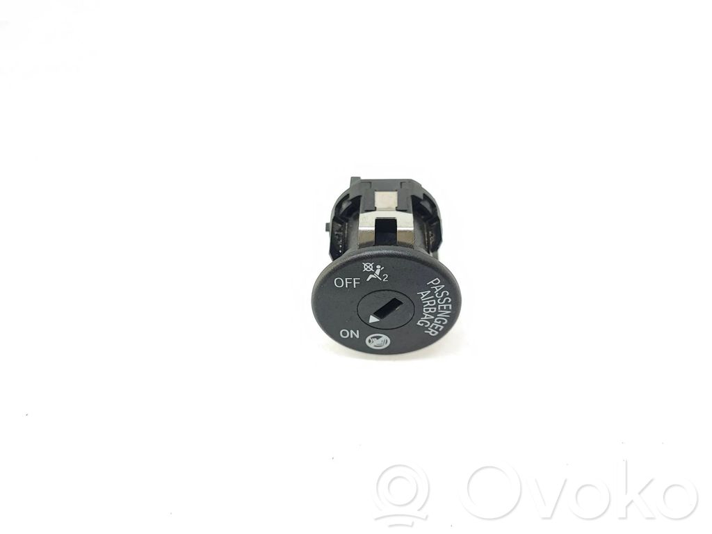 BMW 5 G30 G31 G38 Keleivio oro pagalvės jungtukas 