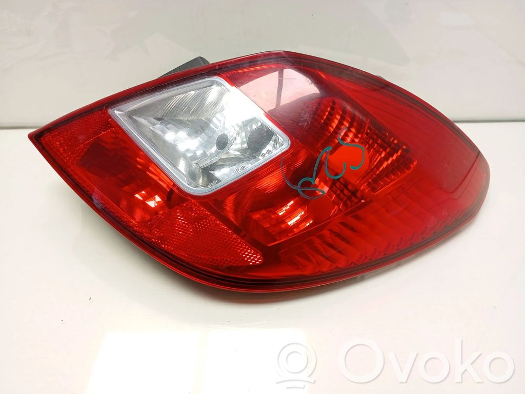Opel Corsa D Aizmugurējais lukturis virsbūvē 